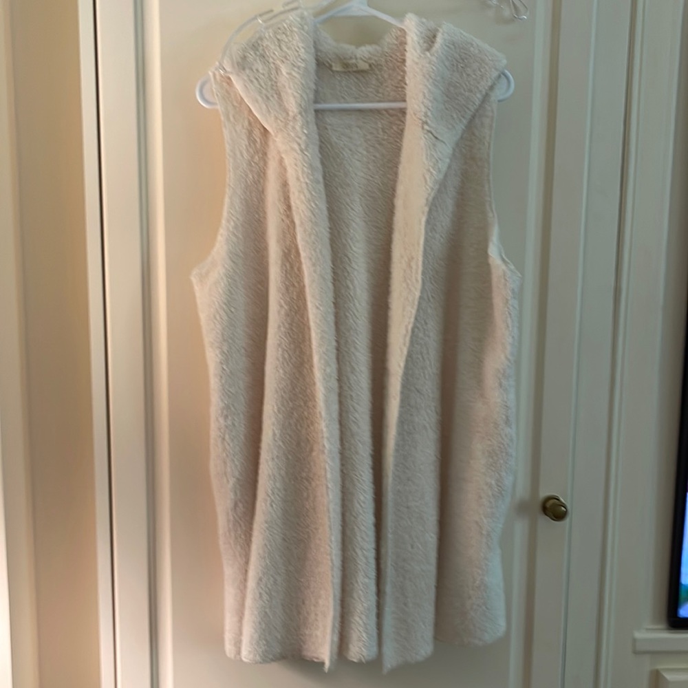 Fuzzy ivory hooded open vest with pockets Med/Lg